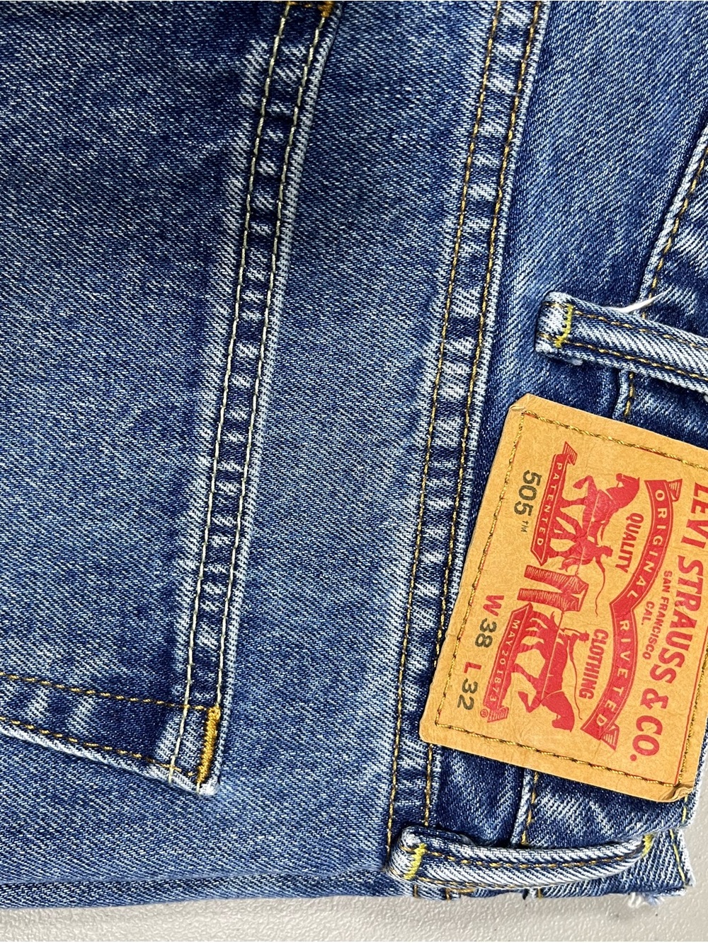 Levi Strauss Relaxed Fit Men's Jeans in Medium Blue Denim - Picture 3 of 4